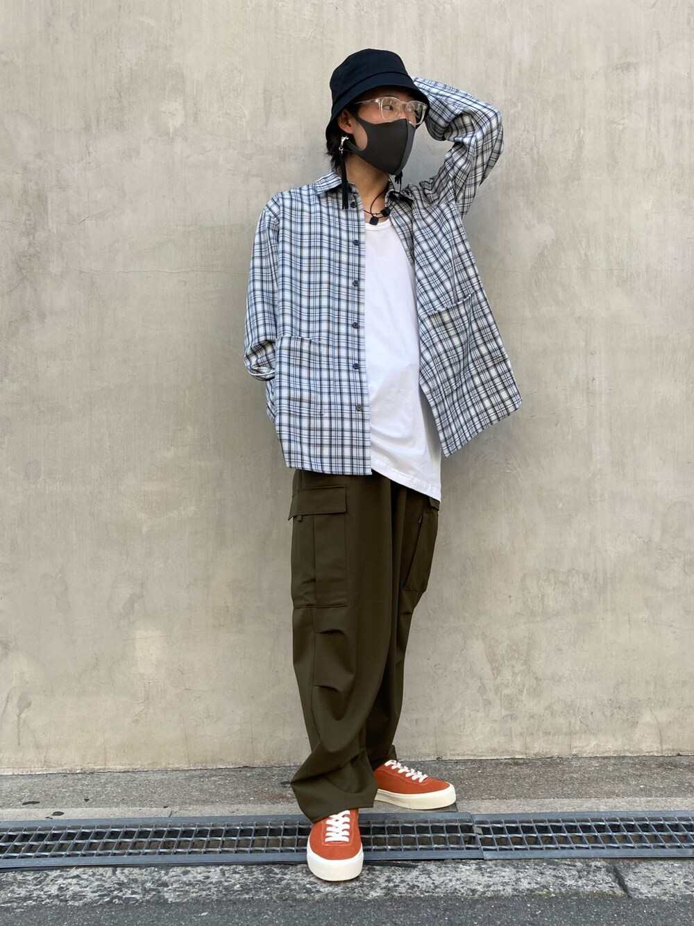 グレー系のシャツ/ブラウス、グレー系のシャツ/ブラウス、グレー系のシャツ/ブラウスを着用したメンズの春コーディネートの1枚目の写真