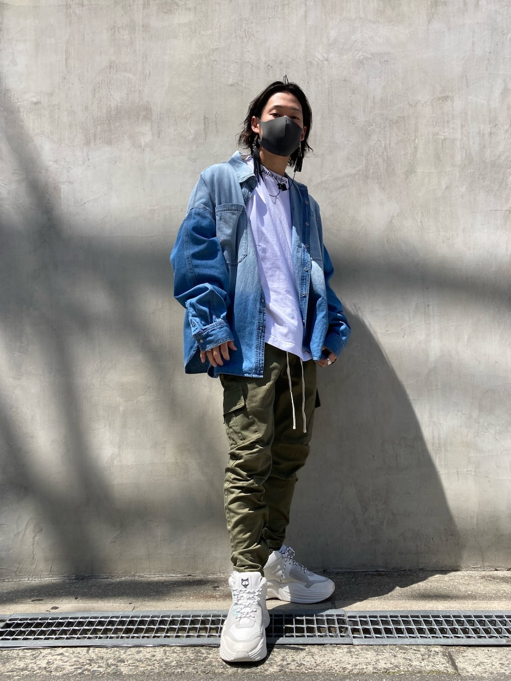 「ビッグシルエット、LHP、カーゴパンツ、ootd、春夏コーデ、シャツコーデ、今日のコーデ、LHP大阪、韓国ファッション、はるコーデ」｜「DANKE SCHONのDankeSchon/ダンケシェーン/ZIP CARGO PANTS(カーゴパンツ)（カーゴパンツ、グリーン系）」を使った、RIKIKYAさん（メンズ・168cm）の春コーディネートの1枚目の写真
