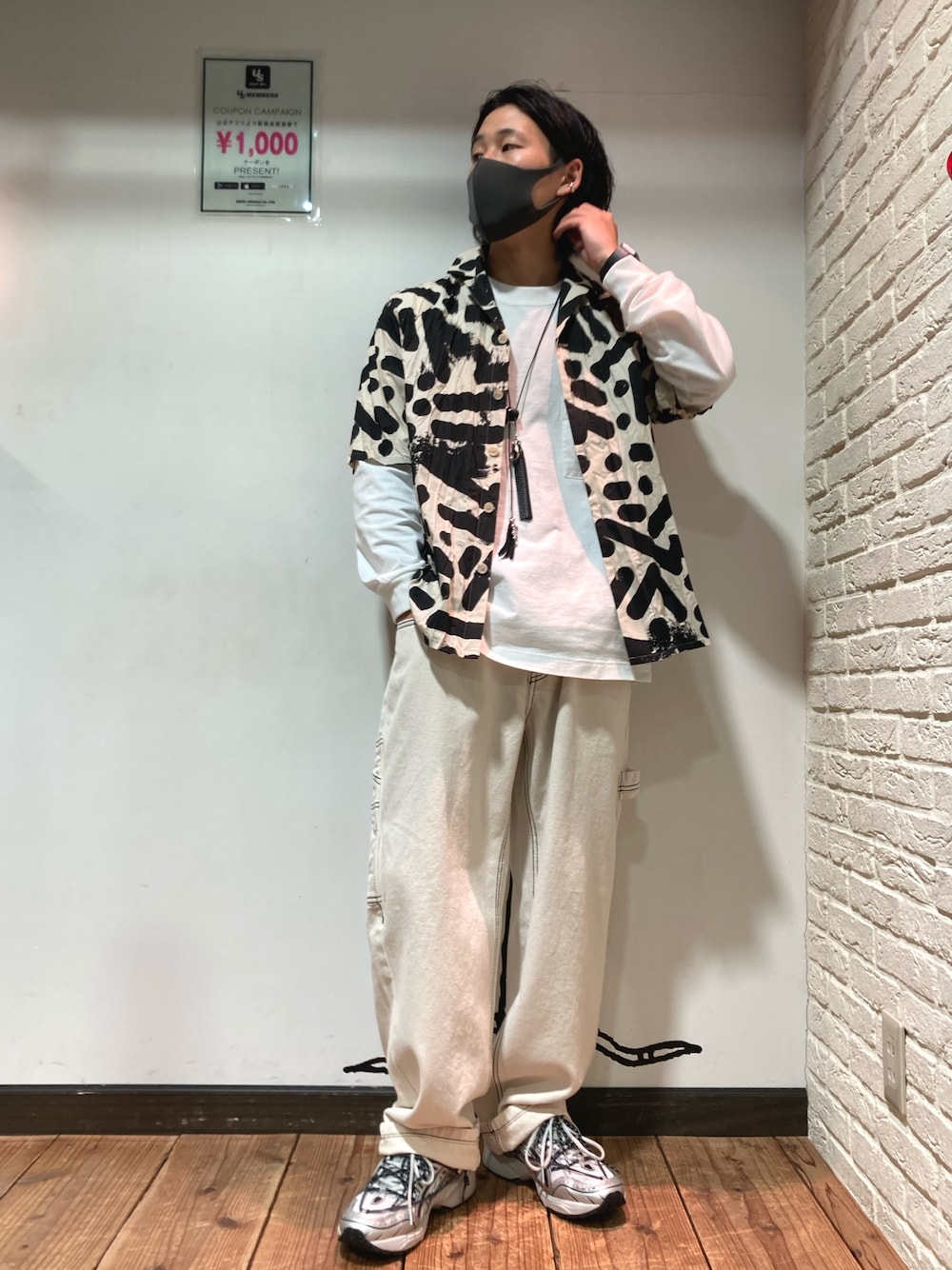 「ワントーンコーデ、LHP、白パンツ、シャツスタイル、春夏コーデ、シャツコーデ、ゆるコーデ、LHP大阪、オトナカジュアル、くすみカラー」｜「soeのSoe/ソーイ/グラフィティー半袖シャツ/Graffiti Shirt（シャツ/ブラウス、ホワイト系）」を使った、RIKIKYAさん（メンズ・168cm）の春コーディネートの1枚目の写真