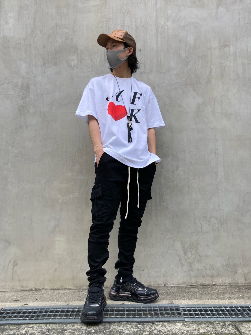 「スニーカー、LHP、オーバーサイズ、カーゴパンツ、プリントT、春夏コーデ、モノトーンコーデ、LHP大阪、韓国ファッション、Tシャツ/カットソー」｜「DANKE SCHONのDankeSchon/ダンケシェーン/ZIP CARGO PANTS(カーゴパンツ)（カーゴパンツ、ブラック系）」を使った、RIKIKYAさん（メンズ・168cm）の春コーディネートの1枚目の写真