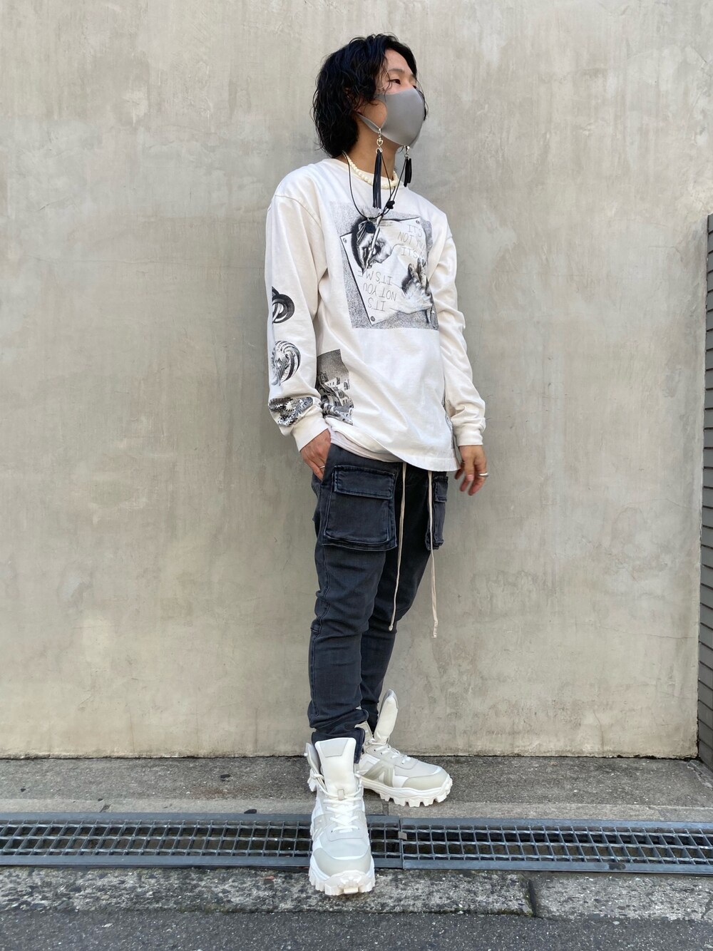 グレー系のカーゴパンツ、グレー系のタンクトップ、グレー系のその他パンツを着用したメンズの夏コーディネートの1枚目の写真