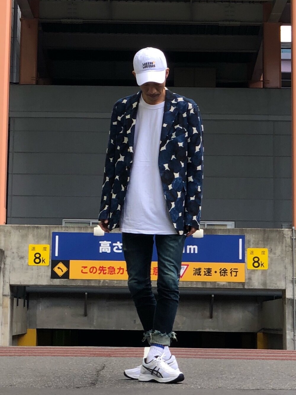 「テーラードジャケット、ジャケット、ジャケットスタイル、服day、asics、スニーカー、SPORTS MIX、春夏コーデ、白キャップ、おしゃれさんと繋がりたい」｜「LES CINQ LETTRESの【LES CINQ LETTRES/レサンクレトル】 キャップ（キャップ、ホワイト系）」を使った、fukudayさん（メンズ・173cm）の春コーディネートの1枚目の写真