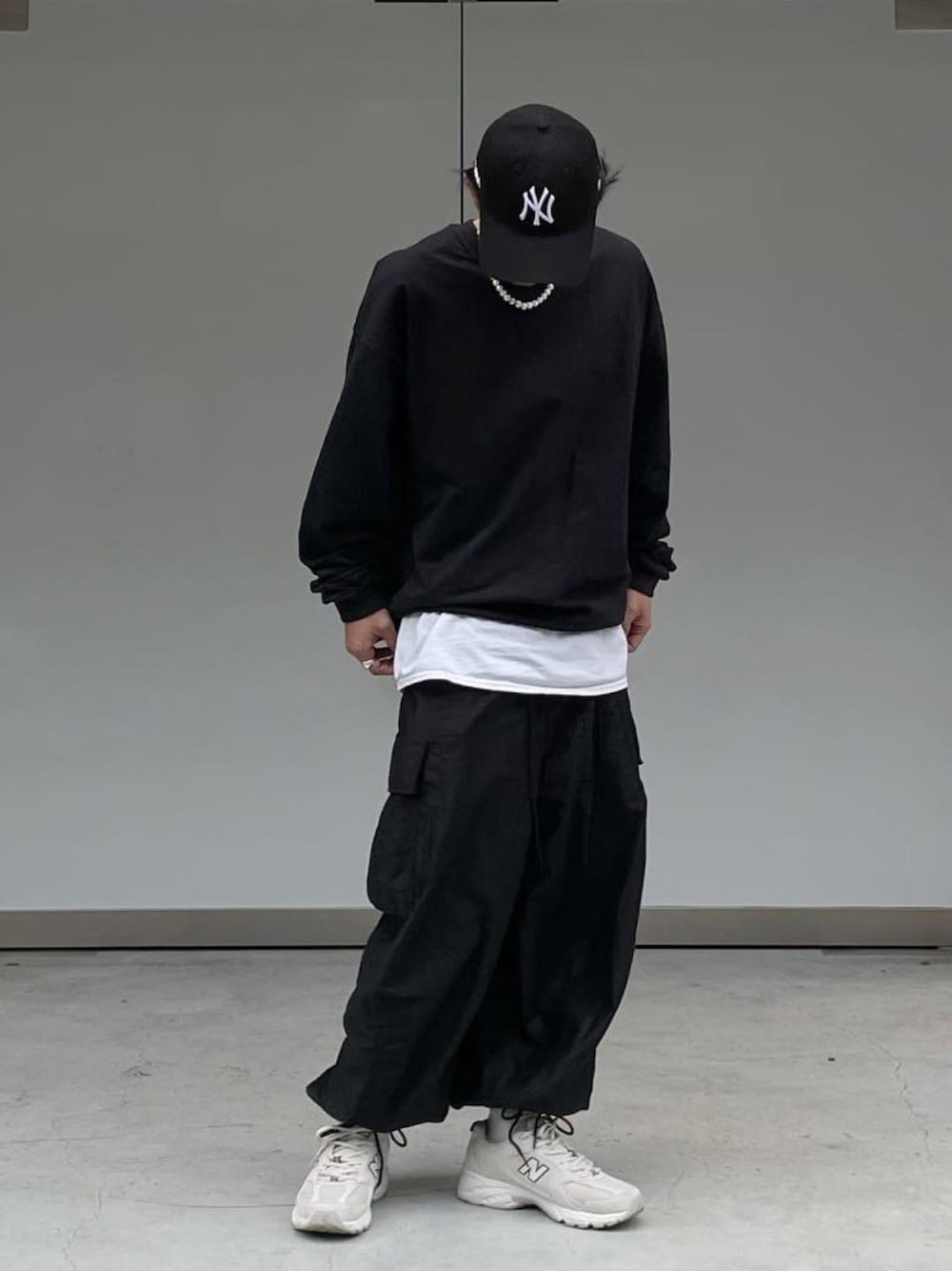 「シンプルコーデ、モノトーン、モノトーンコーデ、ヒザデルパンツ、NEEDLES、カーゴパンツ、ニューバランス、ニューバランス530、CAP、レイヤードスタイル」｜「NeedlesのH.D. Pants-BDU（パンツ、ブラック系）」を使った、fukudayさん（メンズ・173cm）の春コーディネートの1枚目の写真