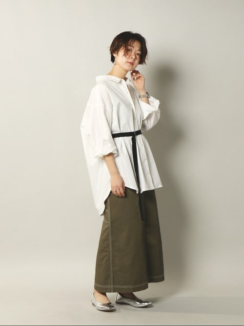 大人の女性におすすめのきちんと感のある 白シャツ コーデ術 大人の女性向けファッションメディア Casual