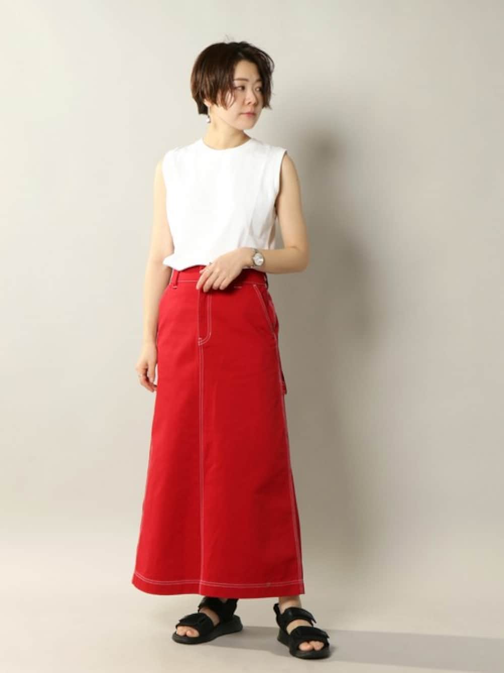 「New Balance、red、赤、Dickies、大人カジュアル、ロングスカート、タンクトップ、夏コーデ、ノースリーブ、スポーツサンダル」｜「Dickiesのディッキーズ 配色ステッチロングスカート（スカート、レッド系）」を使った、おかださん（レディース・164cm）の春コーディネートの1枚目の写真