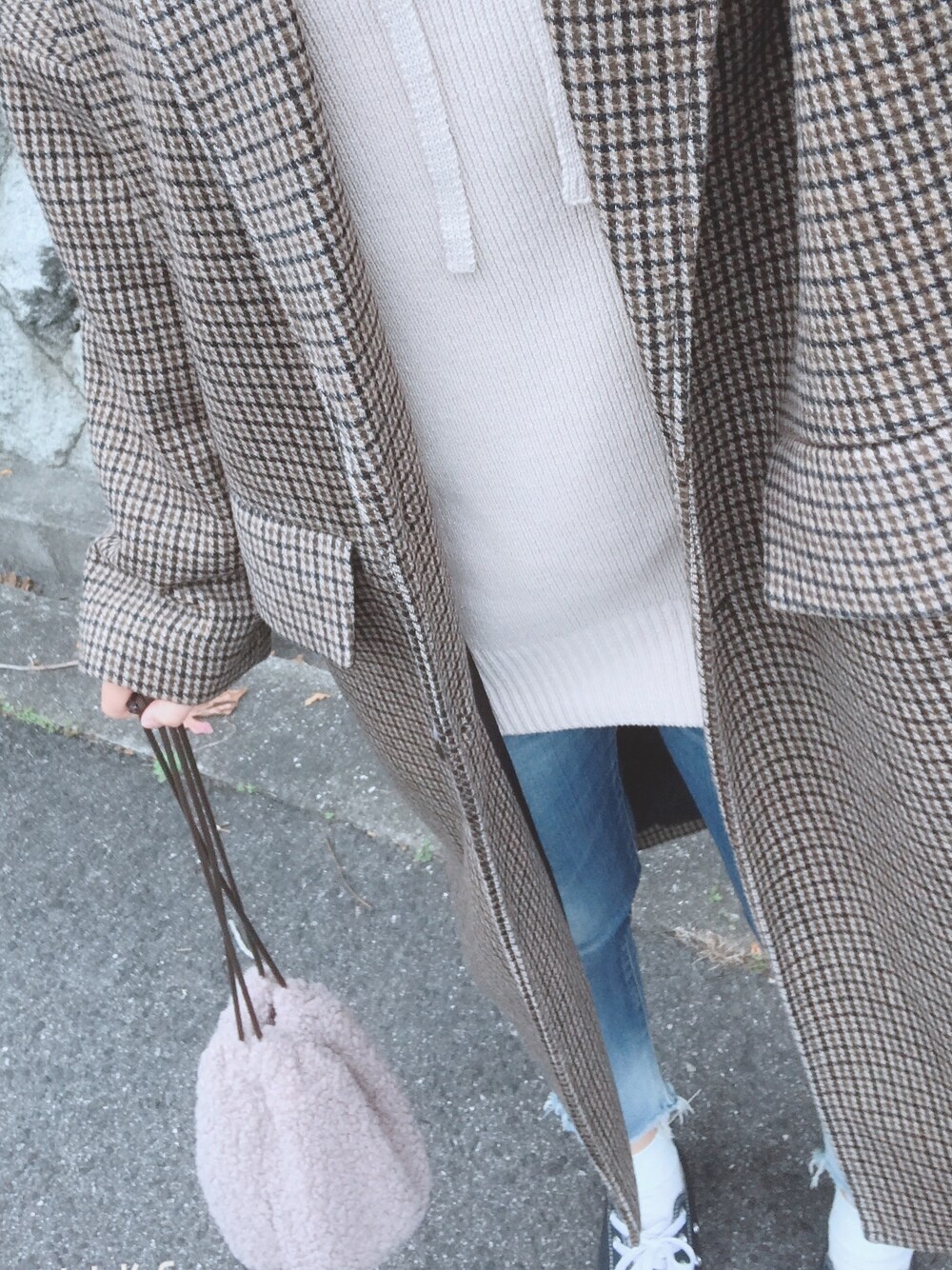 ホワイト系のニット/セーター、ブラウン系のジャケット/アウター、ブルー系のデニムパンツを着用したレディースの冬コーディネートの1枚目の写真