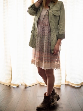 「アイテム（ドレス、グレー系）」を使った、Kristin Buchananさん（レディース・165cm）の春コーディネート