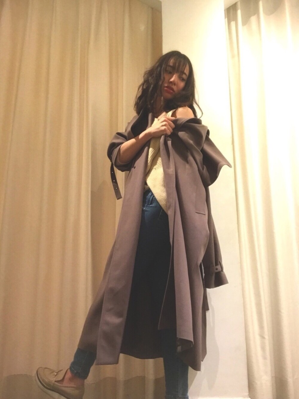 「ロングトレンチコート、ワンショルダーニット、ハイウエストデニム、２ＷＡＹ、ラフスタイル、オトナカジュアル、プチプラミックス」｜「HYKEのアイテム（トレンチコート、ブラウン系）」を使った、ayakaさん（レディース・160cm）の秋コーディネートの1枚目の写真