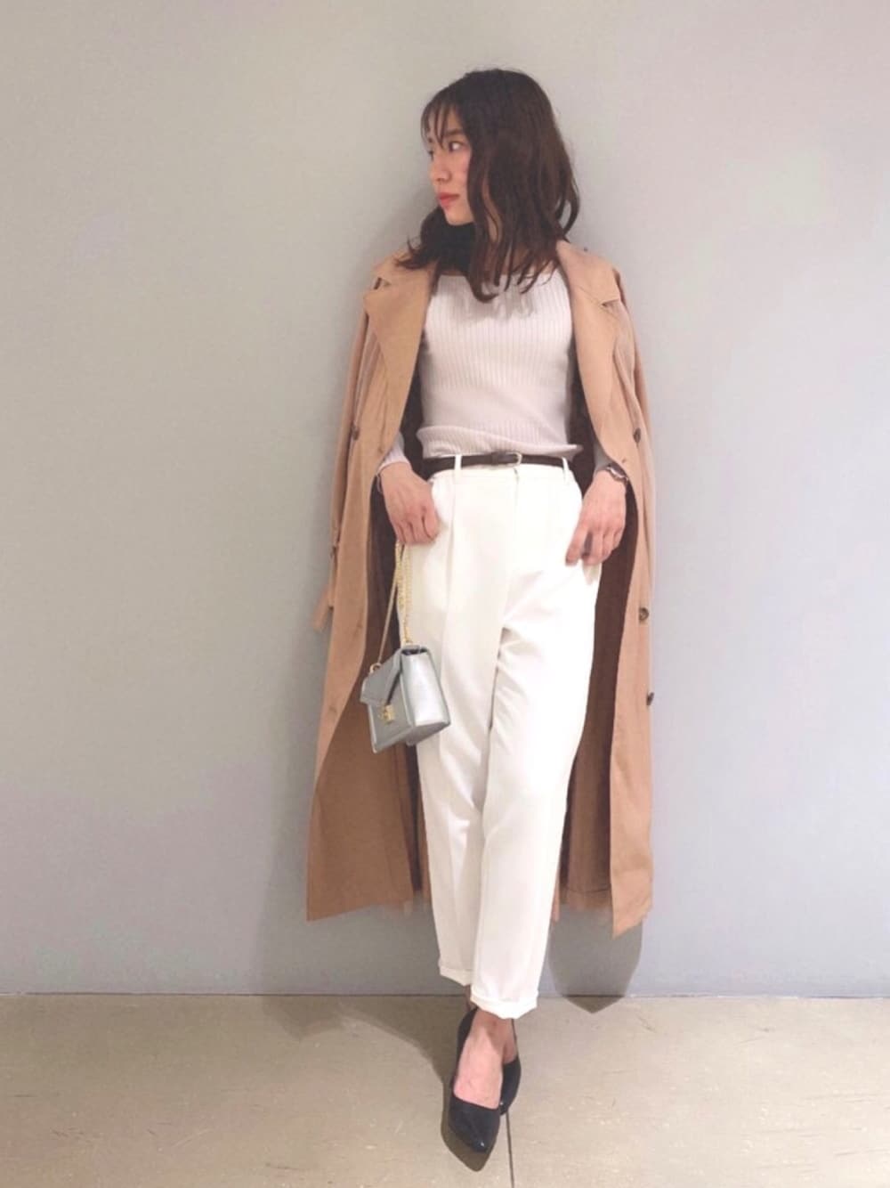 「MERCURYDUOのベルト付ハイウエストテーパードパンツ（パンツ、ホワイト系）」を使った、ayakaさん（レディース・160cm）の冬コーディネートの1枚目の写真