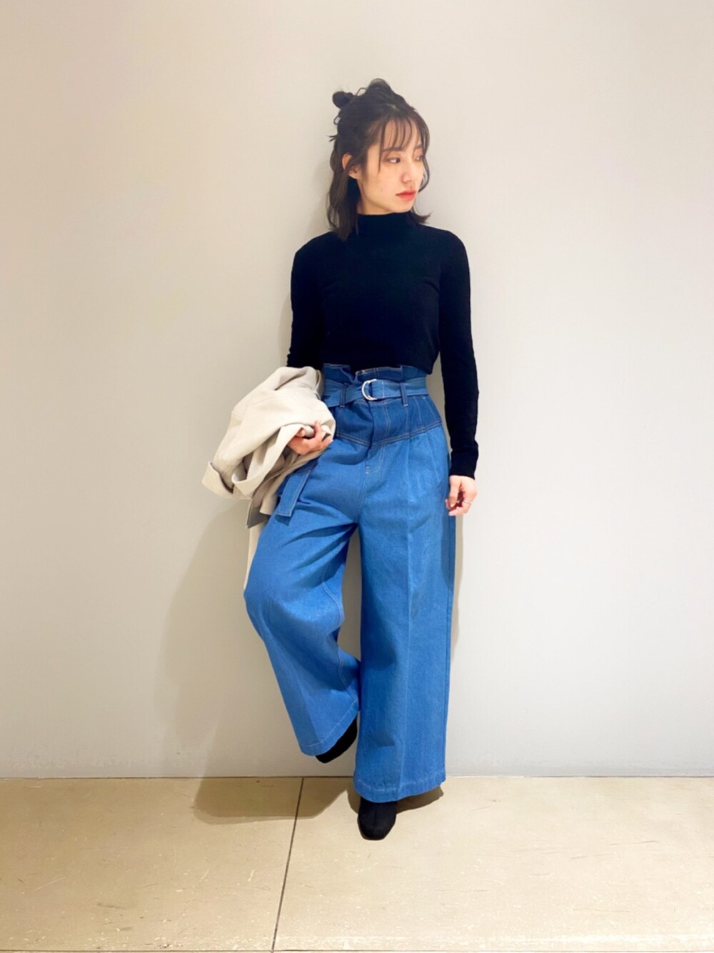 「カジュアル、ワイドパンツ、ラメトップス」｜「MERCURYDUOのハイウエストブロッキングパンツ（その他パンツ、ブルー系）」を使った、ayakaさん（レディース・160cm）の冬コーディネートの1枚目の写真