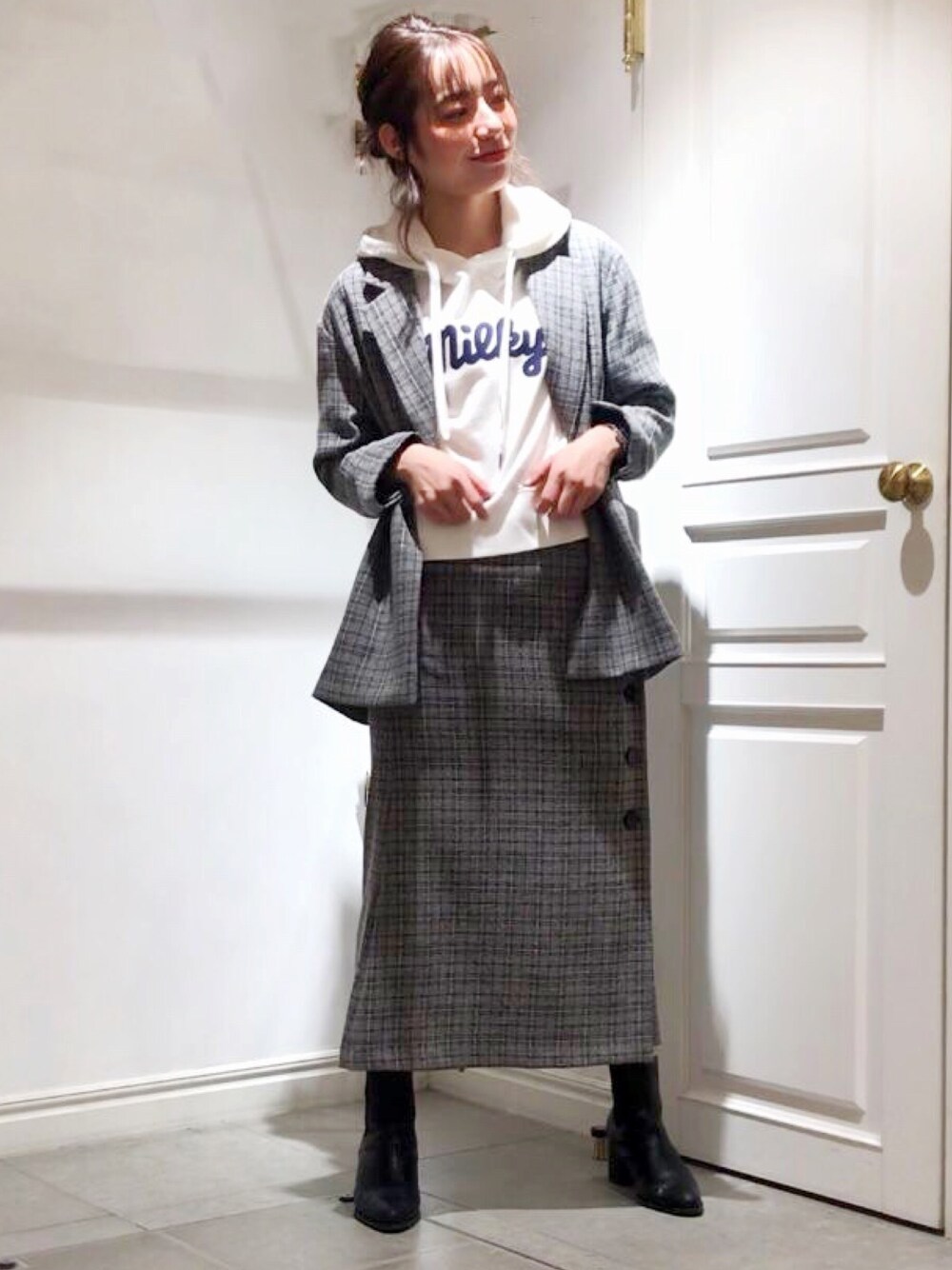 「インスタグラム、ayaka_noda、モノトーン、コラボアイテム、ミルキー」｜「MERCURYDUOの【Peko×MERCURYDUO】ミルキーロゴフードパーカー（パーカー、ホワイト系）」を使った、ayakaさん（レディース・160cm）の冬コーディネートの1枚目の写真