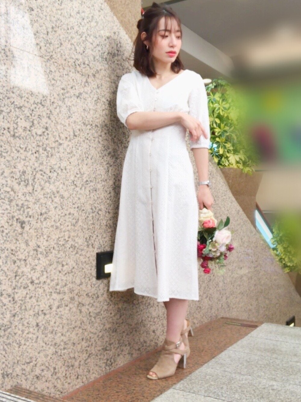 「大人カジュアル、ワンピース、白色、春コーデ、2020ss、大人コーデ、フェミニンスタイル」｜「MERCURYDUOのフェイクスエードブーツサンダル（サンダル、ベージュ系）」を使った、ayakaさん（レディース・160cm）の冬コーディネートの1枚目の写真