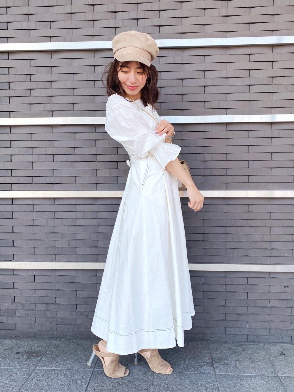 「カジュアル、大人カジュアル、ロングワンピース、ワントーンコーデ、白」｜「MERCURYDUOのカラーステッチジャンスカ（ジャンパースカート、ホワイト系）」を使った、ayakaさん（レディース・160cm）の春コーディネートの1枚目の写真