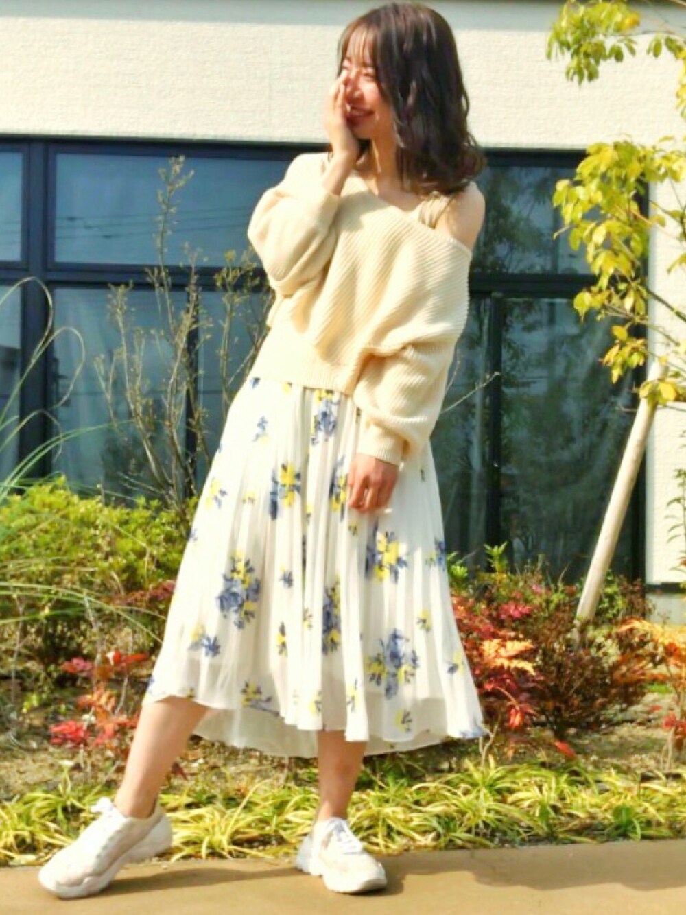 「春コーデ、休日コーデ、シンプルコーデ、ガーリーカジュアル」｜「MERCURYDUOのフラワープリーツスカート（スカート、ブルー系）」を使った、ayakaさん（レディース・160cm）の春コーディネートの1枚目の写真