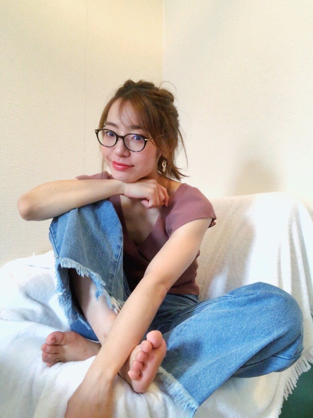 「MERCURYDUOのカシュクールラッフルコンパクトニット（ニット/セーター、ブラウン系）」を使った、ayakaさん（レディース・160cm）の春コーディネートの1枚目の写真