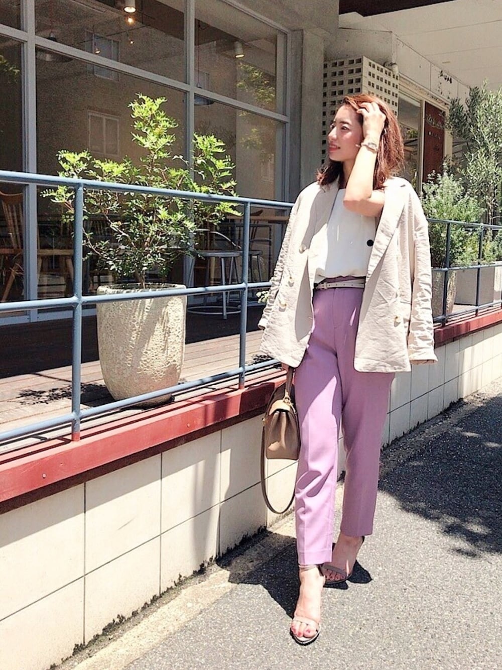 「大人めコーデ、きれいめコーディネート、サマージャケット、カラーパンツ」｜「ESPERANZAのESPERANZA(エスペランサ)スタッズ華奢ストラップサンダル（サンダル、グレー系）」を使った、ayakaさん（レディース・160cm）の春コーディネートの1枚目の写真