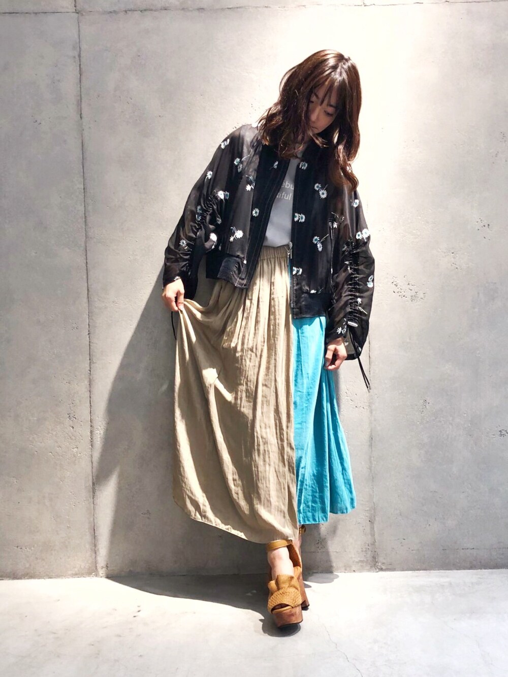 「ラフスタイル」｜「beautiful peopleの＜beautiful people＞シアーナイロンTシャツΨ（Tシャツ/カットソー、グレー系）」を使った、ayakaさん（レディース・160cm）の夏コーディネートの1枚目の写真