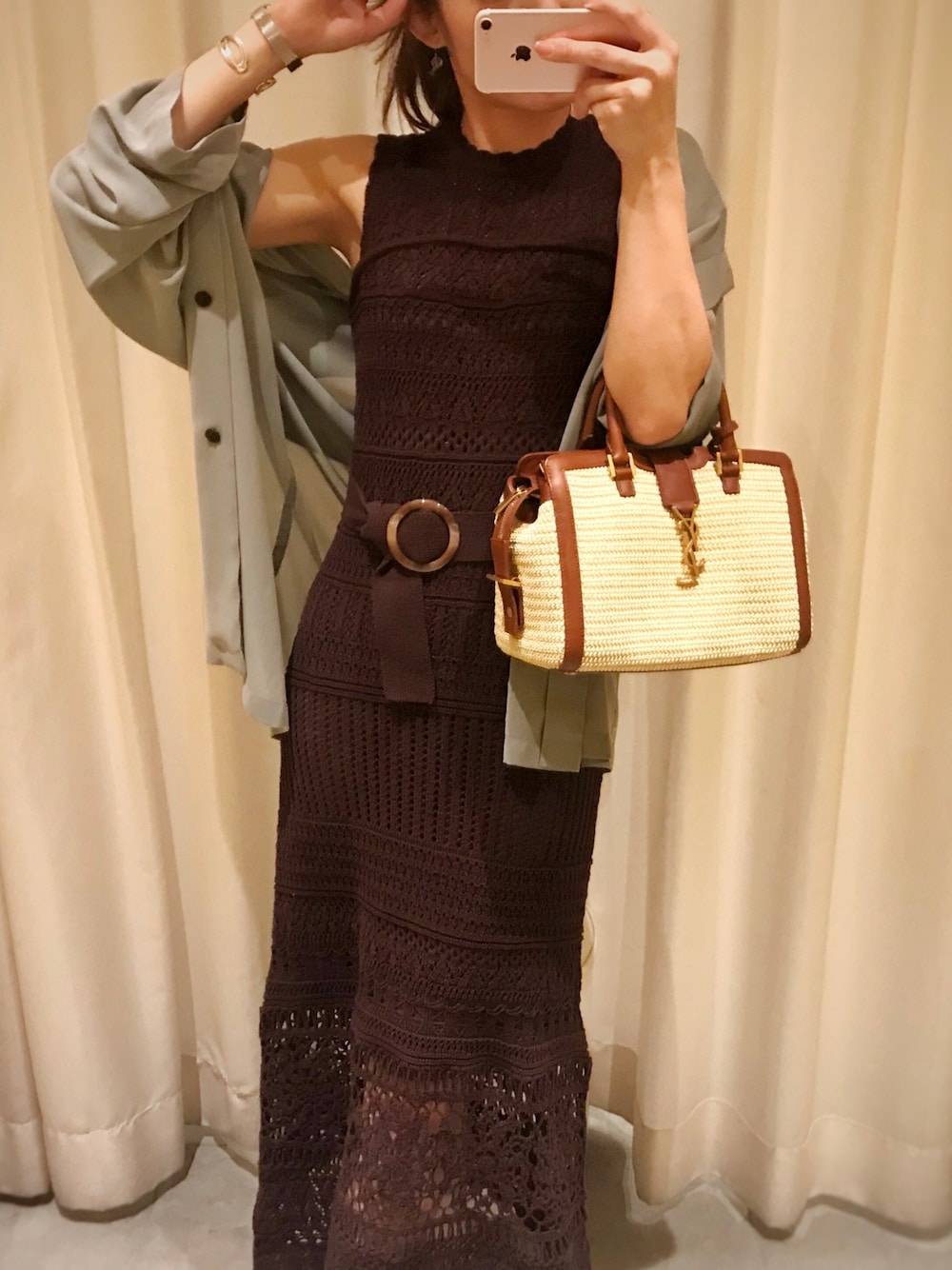 「通勤コーデ、クロシェ編み、クロシェ、Instagram → allamoda_gram、シアーシャツ」｜「MERCURYDUOのかぎ針使いロングニットワンピース（ワンピース、ブラウン系）」を使った、ayakaさん（レディース・160cm）の夏コーディネートの1枚目の写真