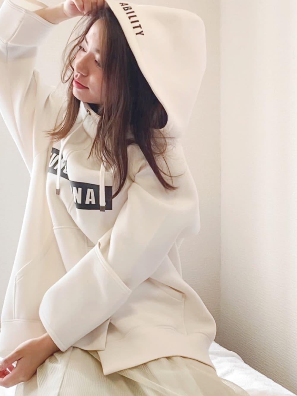 「パーカー、オフホワイト、アシンメトリー」｜「AULAのAULA/アウラ/ABILITY HOODIE（パーカー、ホワイト系）」を使った、ayakaさん（レディース・160cm）の夏コーディネートの1枚目の写真