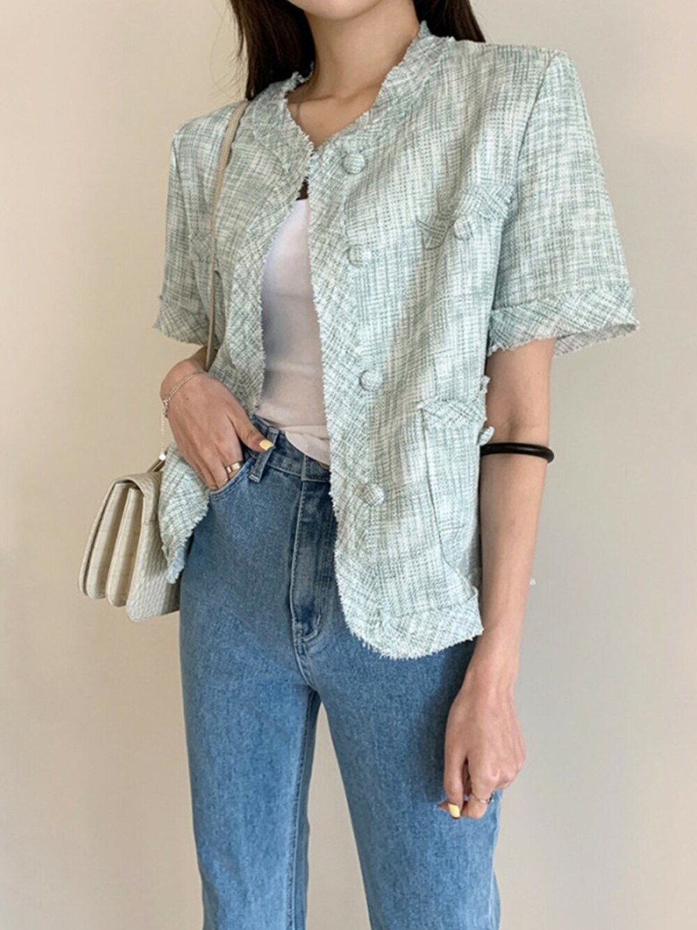 グリーン系のノーカラージャケット、その他のその他を着用したレディースの夏コーディネートの1枚目の写真