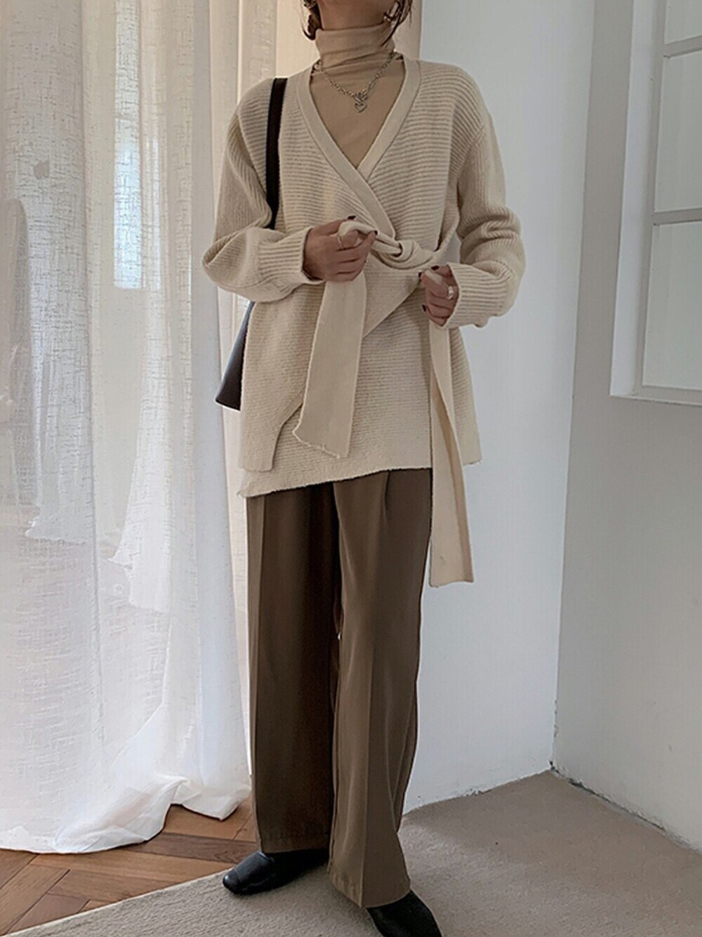 ホワイト系のニット/セーター、その他のその他を着用したレディースの秋コーディネートの1枚目の写真