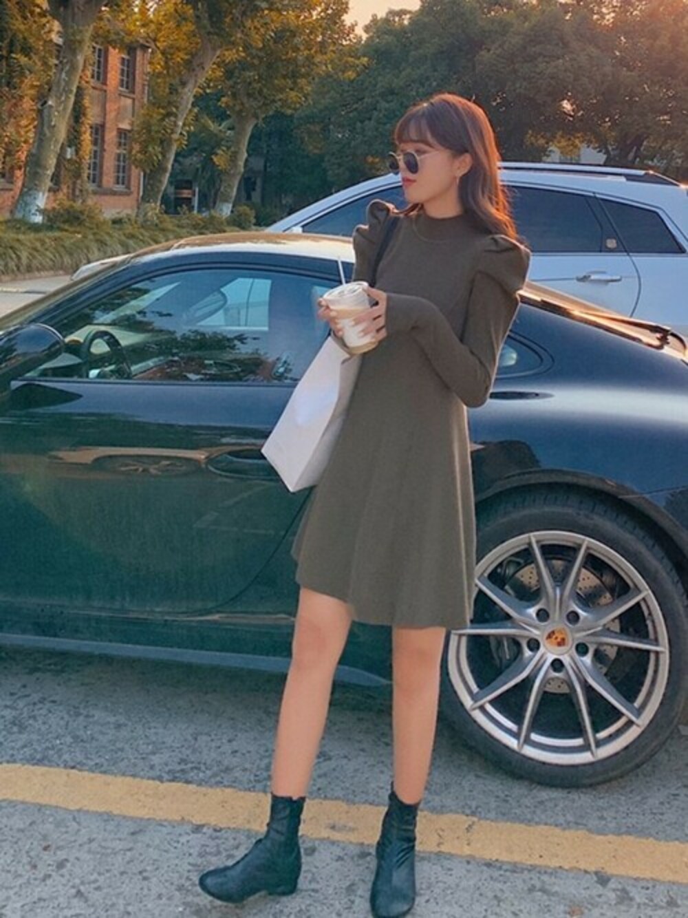 グリーン系のワンピースを着用したレディースの冬コーディネートの1枚目の写真