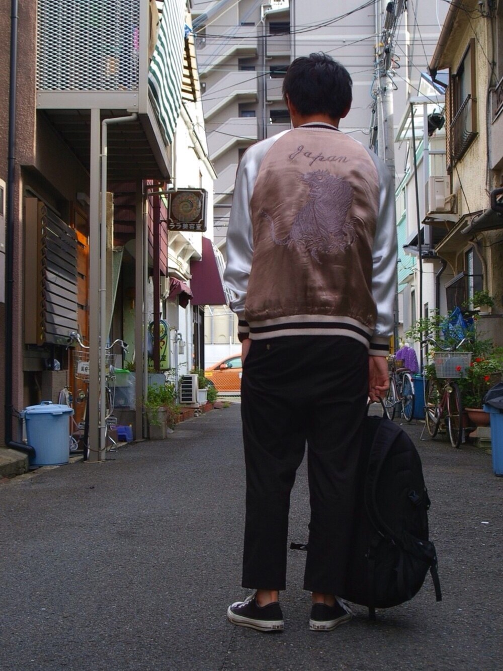 「スカジャン、スーベニアジャケット、MONKEY TIME、スラックス、journal standard、コンバース、春コーデ、バックパック、THE NORTH FACE」｜「MONKEY TIMEの＜monkey time＞ ∴ リバーシブル スーベニアジャケット◆（ブルゾン、ベージュ系）」を使った、かかおかさん（メンズ・176cm）の冬コーディネートの1枚目の写真