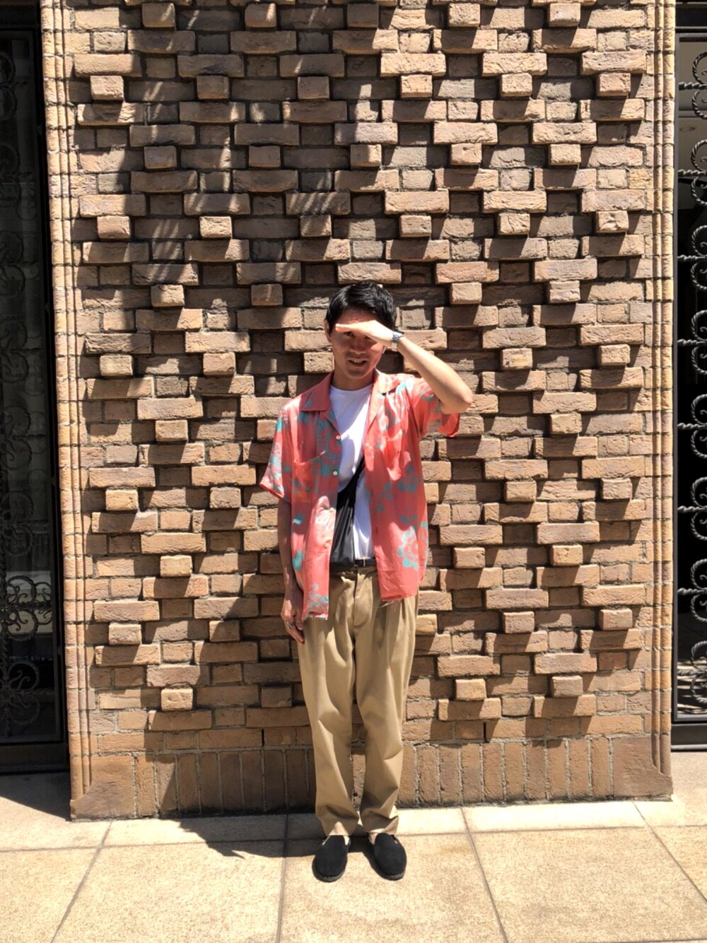 「今日のコーデ、ゆるコーデ、タックイン、ワイドパンツ、半袖シャツ、オープンカラーシャツ、アロハシャツ、夏コーデ、NEEDLES、ピンク」｜「CASIOのCASIO/ スタンダードデジタル ウォッチ（アナログ腕時計、シルバー系）」を使った、かかおかさん（メンズ・176cm）の夏コーディネートの1枚目の写真