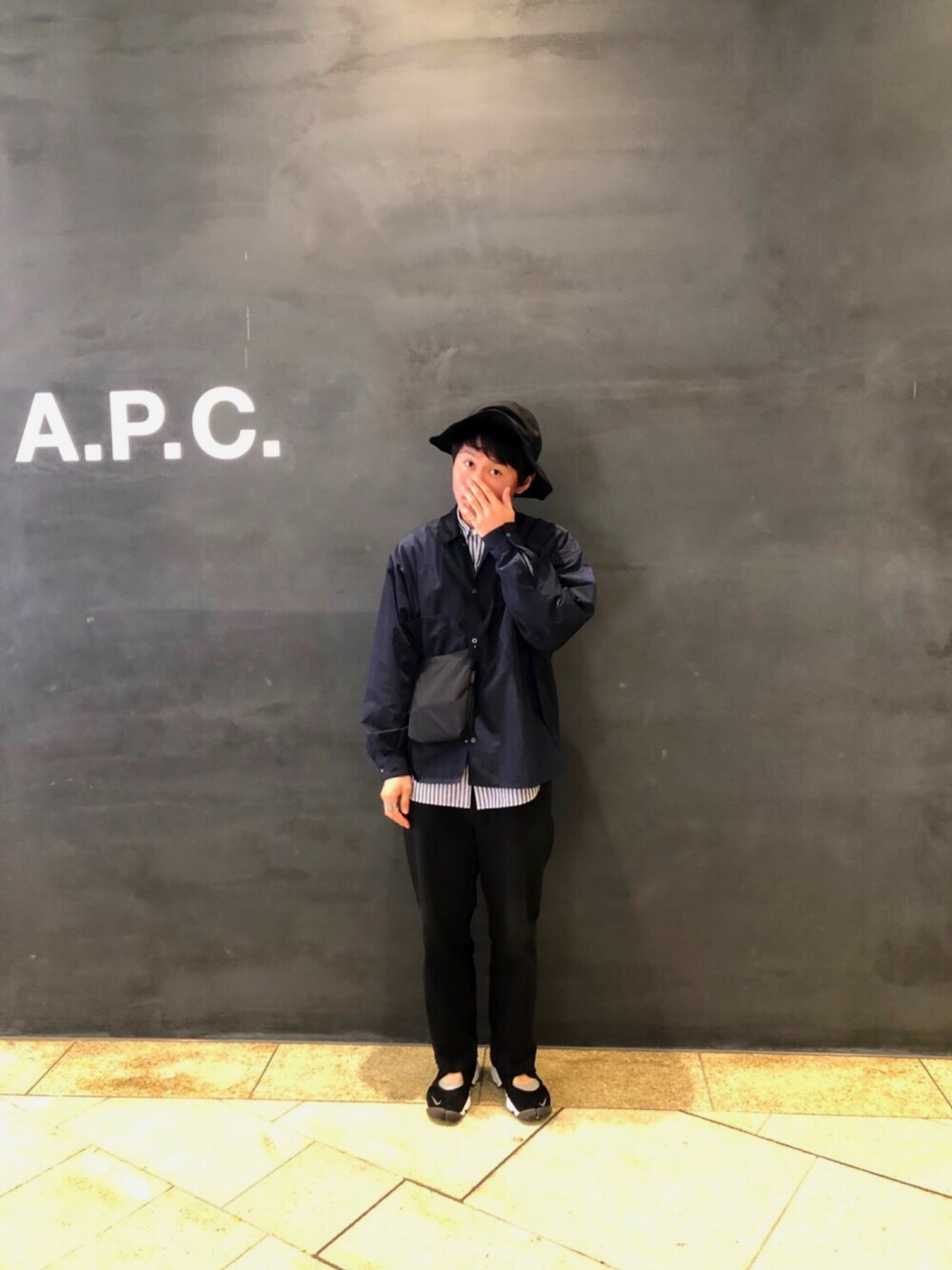 「春コーデ、シンプルコーデ、シャツスタイル、エアリフト、モノトーン、ハット、COMESANDGOES、ワイドパンツ、サコッシュ、シャツオンシャツ」｜「NIKEのWOMENS エアリフト ブリーズ AIR RIFT BREEZE - 848386-001 メンズ レディース シューズ（スニーカー、ブラック系）」を使った、かかおかさん（メンズ・176cm）の春コーディネートの1枚目の写真