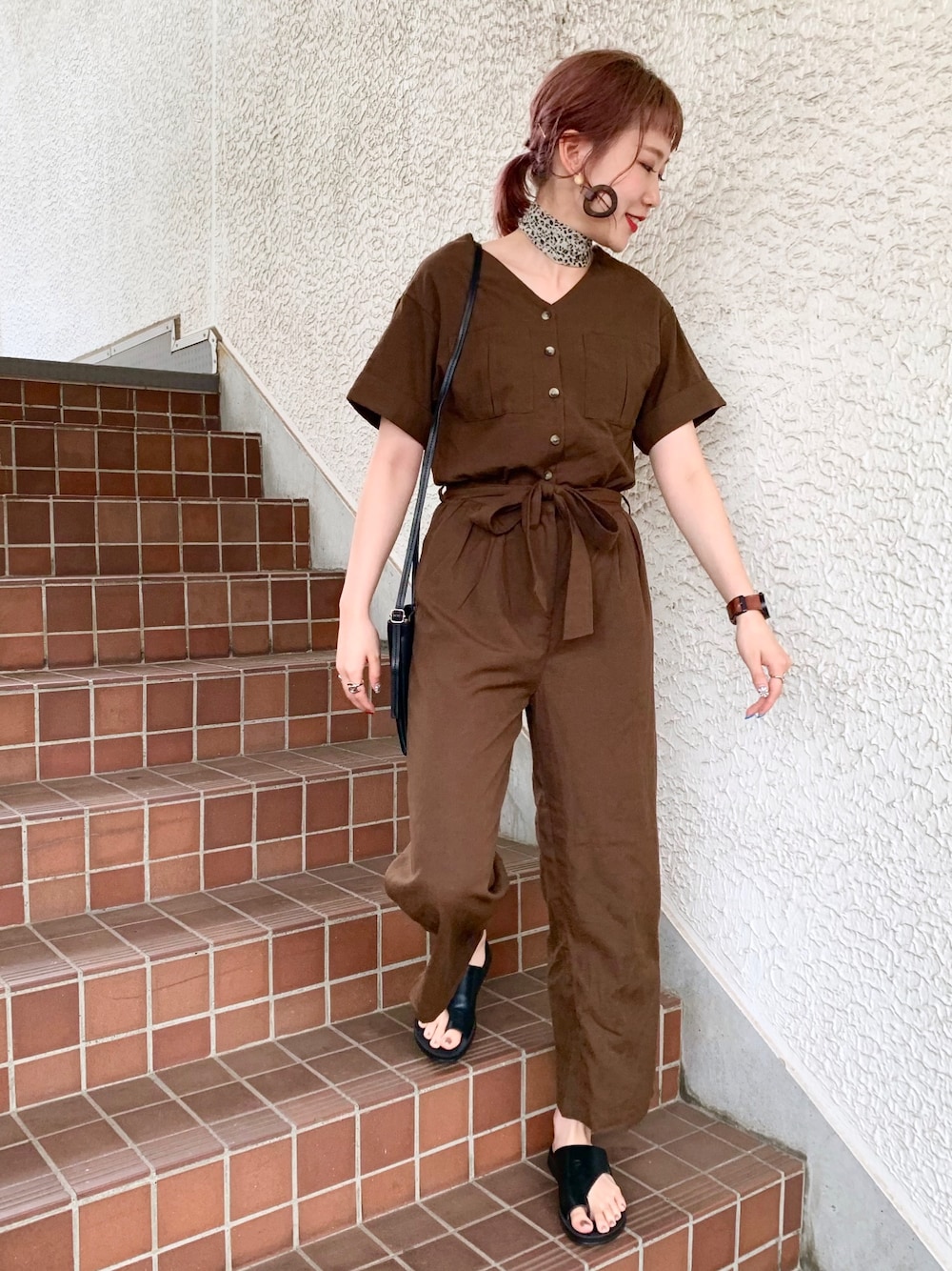 「ローリーズファーム(LOWRYS FARM)、オールインワン、オトナカジュアル、ブラウン、大人かわいい、トングサンダル、レオパード、夏コーデ、ワントーンコーデ、ラクチンコーデ」｜「LOWRYS FARMのアサコンオールインワン　842681（つなぎ/オールインワン、ブラウン系）」を使った、サトムラさん（レディース・163cm）の夏コーディネートの1枚目の写真