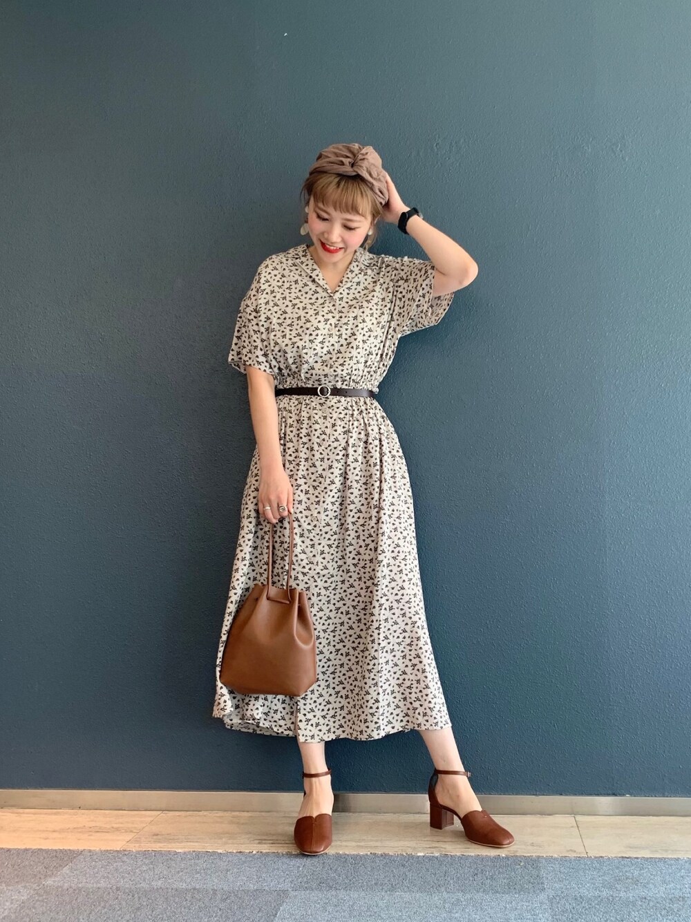 「ローリーズファーム(LOWRYS FARM)、花柄、花柄ワンピース、大人ガーリー、夏コーデ、ベージュ、ロングワンピース、ワンピース、ウエストマーク、きれいめカジュアル」｜「LOWRYS FARMのカブルムジターバン　845518（ヘアゴム、ブラウン系）」を使った、サトムラさん（レディース・163cm）の夏コーディネートの1枚目の写真