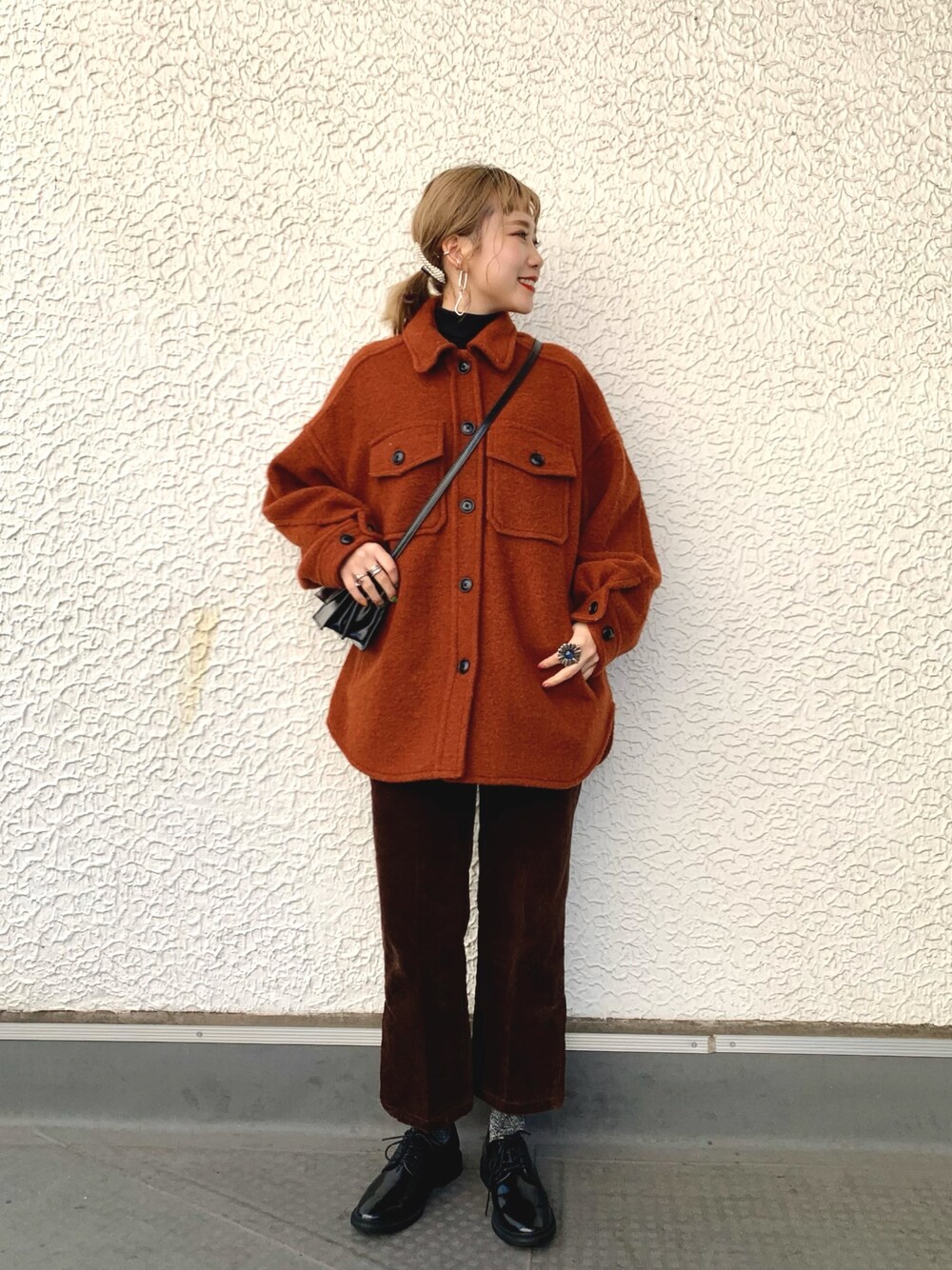 ブラック系のニット/セーター、ブラウン系のその他アウター、ブラウン系のその他パンツを着用したレディースの冬コーディネートの1枚目の写真