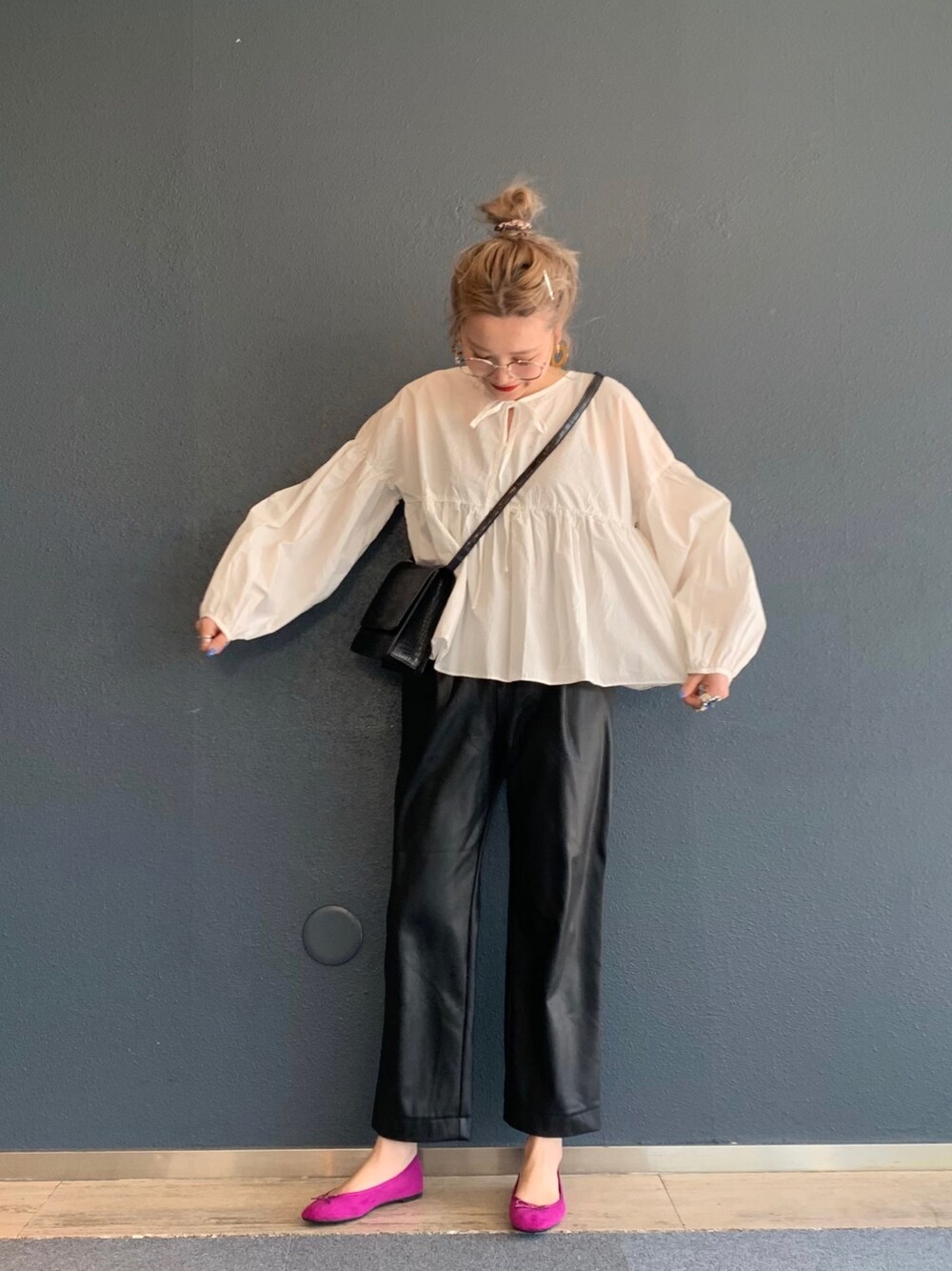 ホワイト系のシャツ/ブラウス、ブラック系のその他パンツ、パープル系のバレエシューズを着用したレディースの冬コーディネートの1枚目の写真