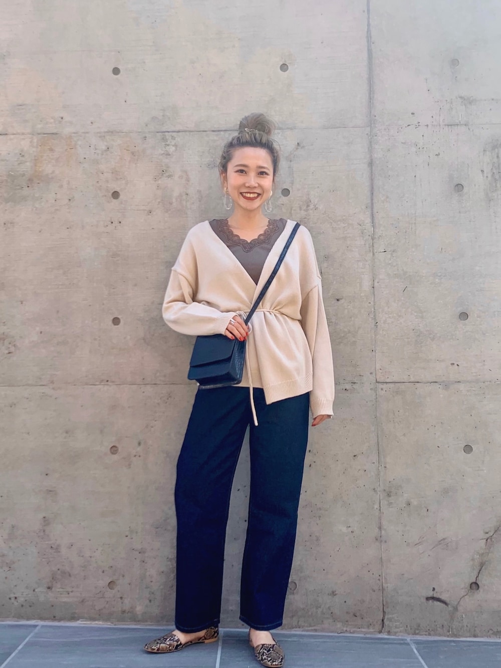 「ローリーズファーム(LOWRYS FARM)、カシュクール、カーディガン、デニム、大人カジュアル、パイソン柄、パンツスタイル、春コーデ、シンプル、春」｜「LOWRYS FARMのレースマルドウタンク　785459 （タンクトップ、ブラウン系）」を使った、サトムラさん（レディース・163cm）の春コーディネートの1枚目の写真