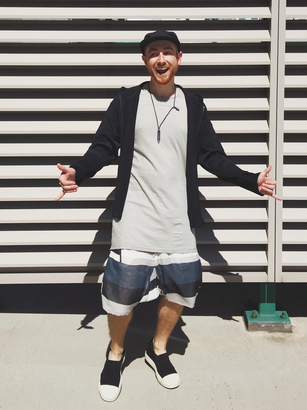 「アロハ、ISSEY MIYAKE、PLEATS PLEASE、RICK OWENS、drkshdw、blue、hawaii、summer、RELAX、happy」｜「DRKSHDW by RICK OWENSのアイテム（Tシャツ/カットソー、ブルー系）」を使った、火山学者人さん（メンズ・173cm）の秋コーディネートの1枚目の写真