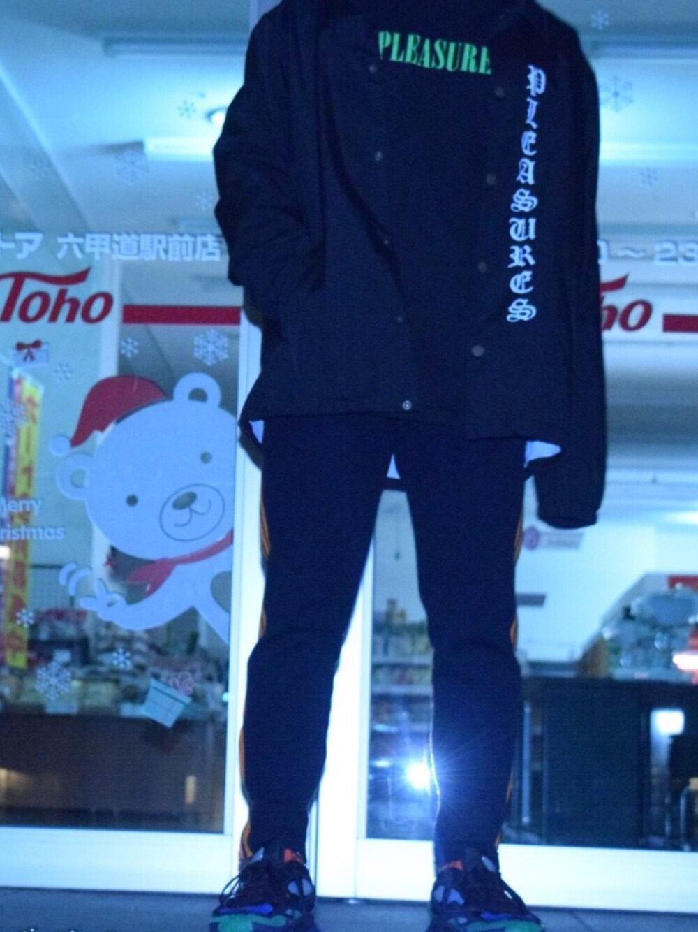 「スニーカー、ブラック、pleasures、adidas、adidas originals、rafsimons×adidas、RAF SIMONS、ストリート、トラックパンツ、コーチジャケット」｜「PLEASURESのPLEASURES/プレジャーズ/MarkOfTheBeast L/S T-Shits（Tシャツ/カットソー、ブラック系）」を使った、リョウスケ さん（メンズ・170cm）の冬コーディネートの1枚目の写真