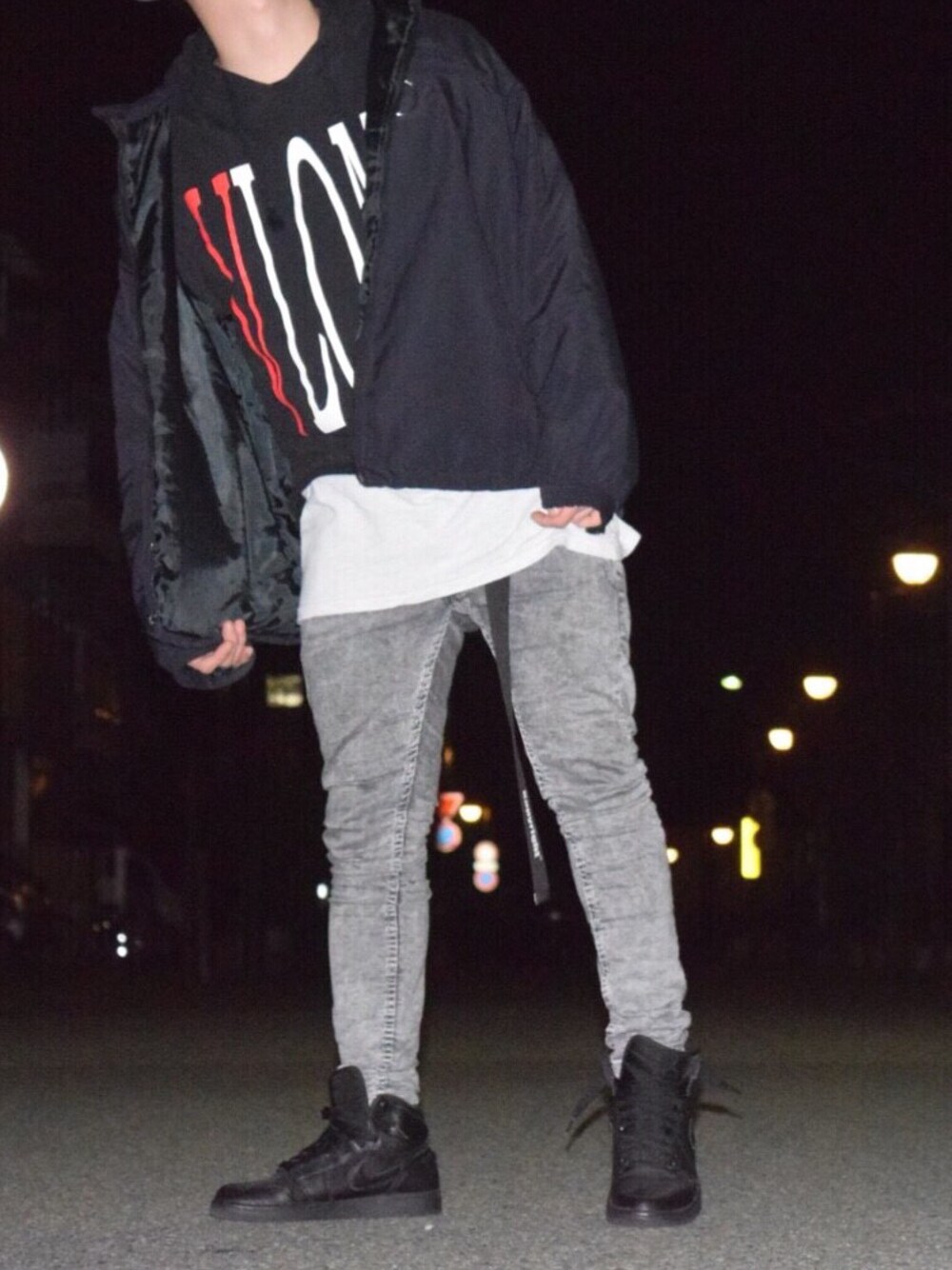 「ドラフトナイキ、ナイキ、NIKE、ストリート、VLONE、neonsign、WOOLRICH、Jordan、jordan1、AIR JORDAN」｜「VLONEのアイテム（パーカー、ブラック系）」を使った、リョウスケ さん（メンズ・170cm）の冬コーディネートの1枚目の写真