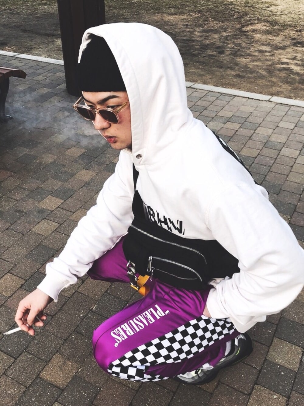 「パーカー、ストリート、オーバーサイズ、ootd、ビックシルエット、ストリートMIX、NIKE、春、pleasures、misbhv」｜「MISBHVのMISBHV/ミスビヘイブ/LOGO SINEAD HOODIE（パーカー、ホワイト系）」を使った、リョウスケ さん（メンズ・170cm）の春コーディネートの1枚目の写真