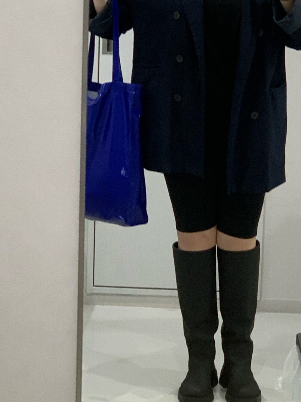「Acne Studiosのアイテム（ハンドバッグ、ブルー系）」を使った、Nhvxxcさん（レディース・173cm）の夏コーディネートの1枚目の写真