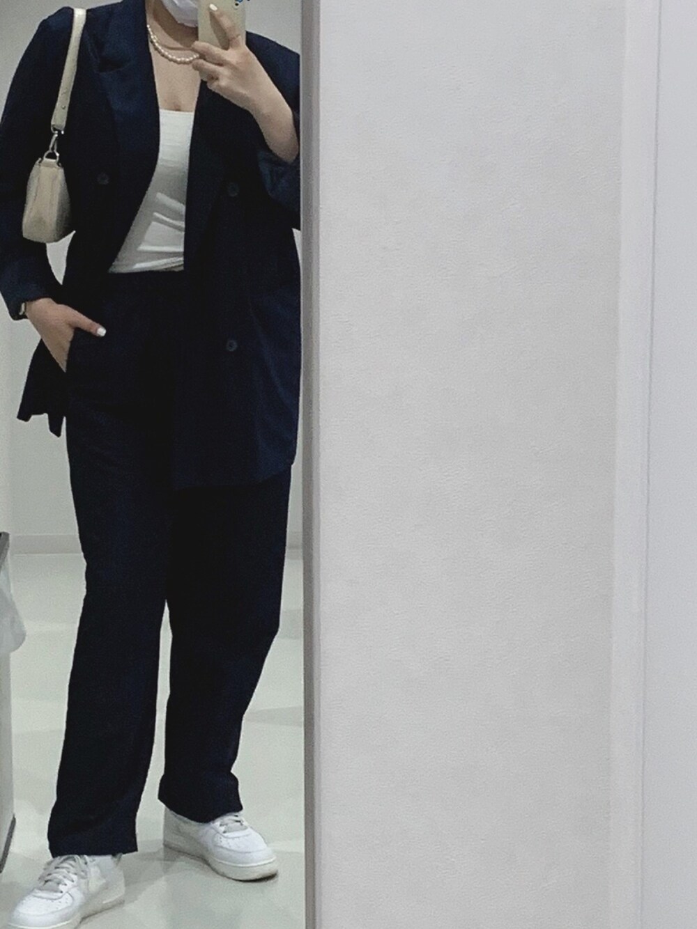 「NIKEのアイテム（スニーカー、ホワイト系）」を使った、Nhvxxcさん（レディース・173cm）の夏コーディネートの1枚目の写真
