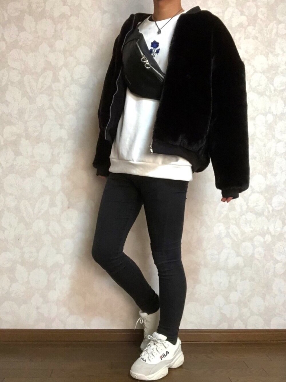 「年末WEAR感謝祭、冬コーデ、モノトーン、スウェット、スキニー、スニーカー、FILA、お洒落さんとつながりたい、いいね、save、フォローお願いします🤑」｜「ADRERのWEARISTA KEI × COOOPER バラシシュウビッグスウェット（スウェット、ホワイト系）」を使った、Naokiさん（メンズ・177cm）の冬コーディネートの1枚目の写真