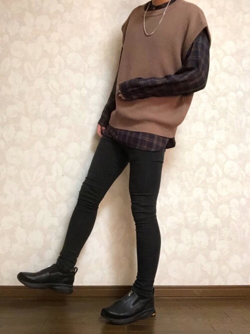 「秋、キレイめ、秋のコーデ、ニットベスト、LIDnM、黒スキニー、レザースニーカー、お洒落さんとつながりたい、いいね、save、フォローお願いします🤑」｜「INTER FACTORYのWEARISTA tai × INTER FACTORY　シルバーネックレス（ネックレス、シルバー系）」を使った、Naokiさん（メンズ・177cm）の秋コーディネートの1枚目の写真