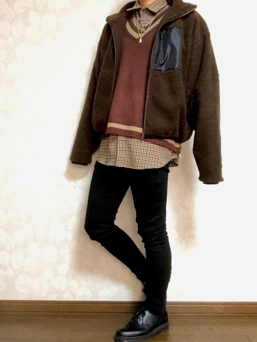 「ブラウンコーデ、カジュアルコーデ、ニットベスト、ボアジャケット、チェックシャツ、adrer、Dr.Martens、おしゃれさんと繋がりたい、いいね、save、フォローお願いします🤑」｜「NILWAYの【Nilway】袖ボリュームワイドショート丈ボアフリースジャケット（ブルゾン、ブラウン系）」を使った、Naokiさん（メンズ・177cm）の冬コーディネートの1枚目の写真