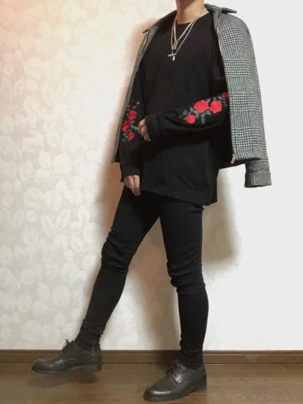 「春、きれいめカジュアル、ブラック、バラ柄、ビッグシルエット、黒スキニー、adrer、おしゃれさんと繋がりたい、いいね、save、フォローお願いします🤑」｜「ADRERのツインバラシシュウビッグロンT（Tシャツ/カットソー、ブラック系）」を使った、Naokiさん（メンズ・177cm）の冬コーディネートの1枚目の写真