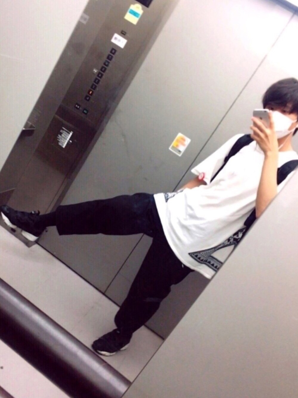 ホワイト系のTシャツ/カットソー、ブラック系のその他パンツ、ブラック系のスニーカーを着用したメンズの夏コーディネートの1枚目の写真