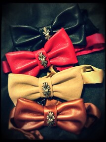 Deep Anger | Leather with silver stud
For details, please call (852)2869-8303.
www.deepanger.com(蝶ネクタイ)
