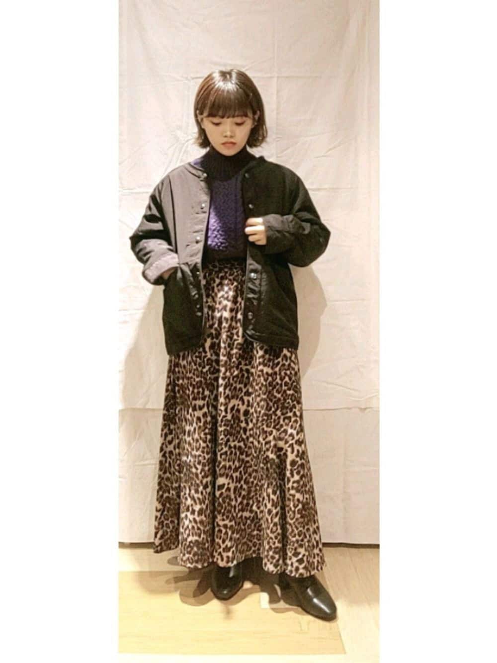 ブラック系のブーツ、ベージュ系のスカート、ブラック系のブルゾンを着用したレディースの秋コーディネートの1枚目の写真