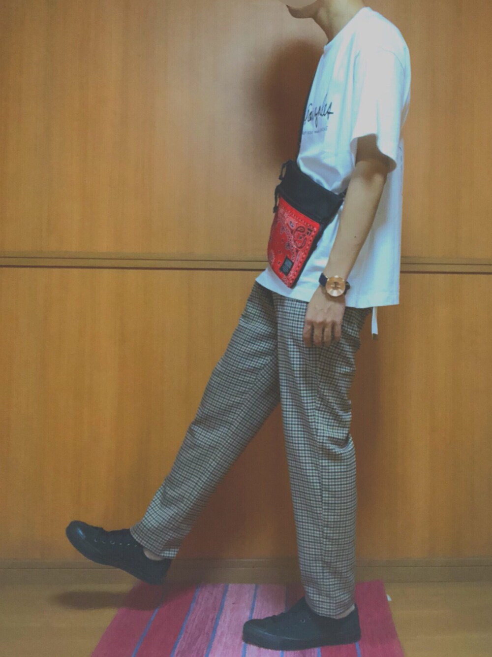 ベージュ系のその他パンツ、ホワイト系のTシャツ/カットソーを着用したメンズの夏コーディネートの1枚目の写真