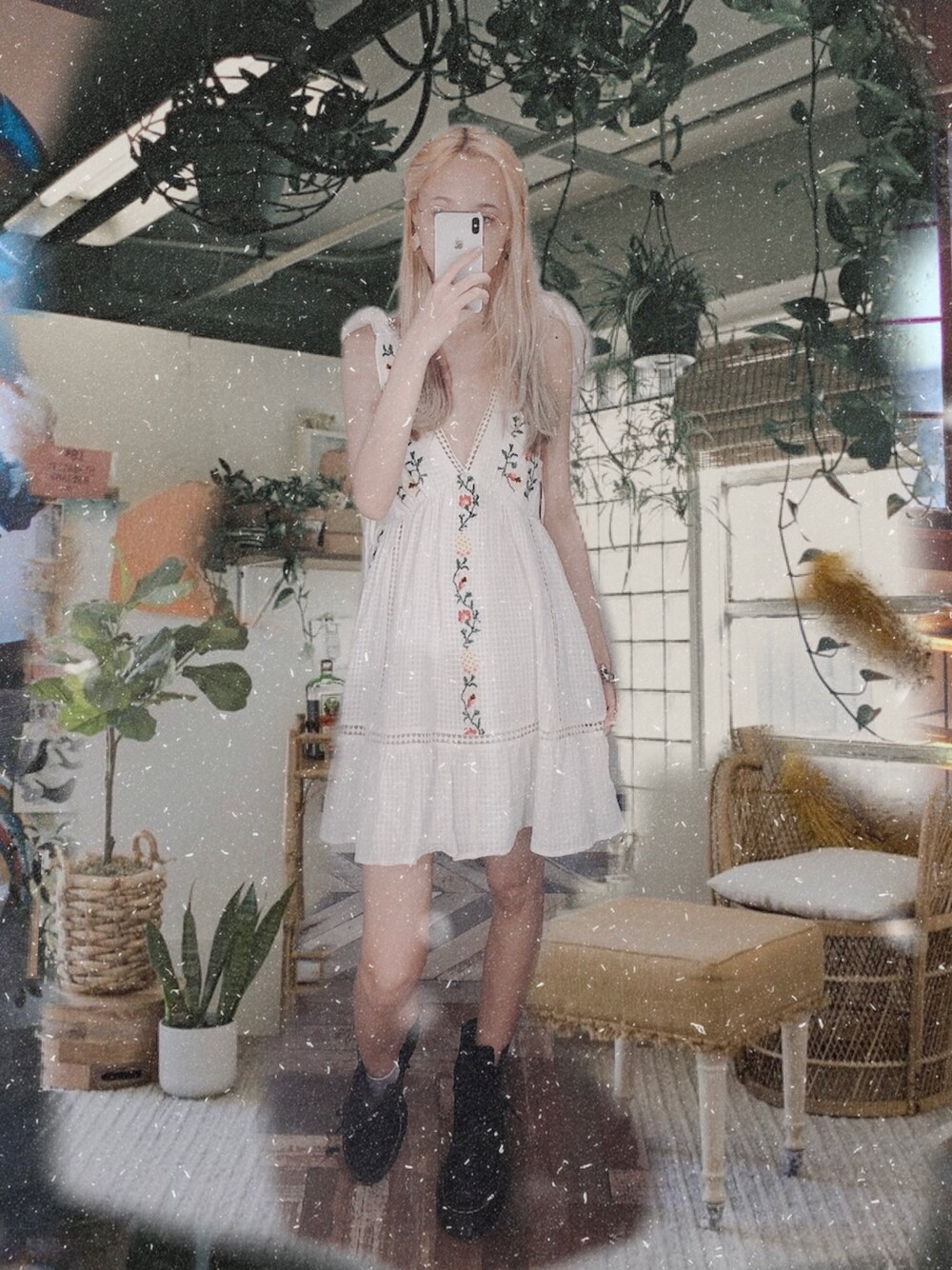 「URBAN OUTFITTERSのアイテム（ワンピース、ホワイト系）」を使った、塔酱wさん（レディース・174cm）の春コーディネートの1枚目の写真