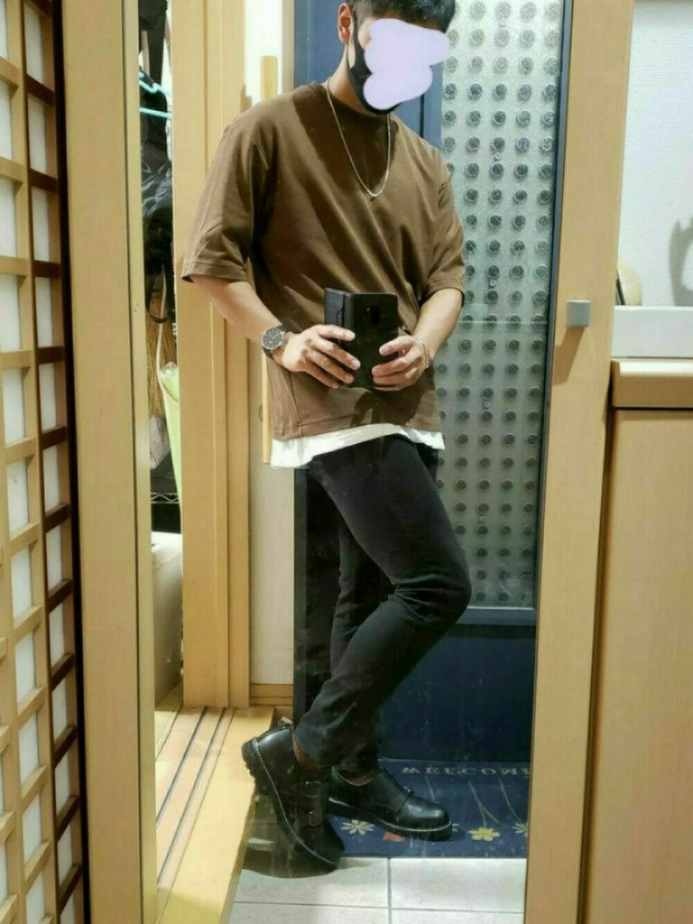 「シンプルコーデ、夏コーデ、UNIQLO、プチプラ、黒スキニー、モンクシューズ、シンプル、Tシャツ」｜「UNIQLOのEZYスキニーカラージーンズ（パンツ、ブラック系）」を使った、じゅんさん（メンズ・174cm）の夏コーディネートの1枚目の写真